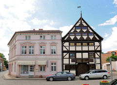 Gebäude / historische Wohnhäuser am Schuhmarkt in Perleberg.