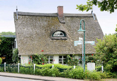 Strohdachkate mit Bauerngarten  - Wohnhäuser in Seestermühe, Kreis Pinneberg.