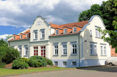 Restaurierte Gründerzeitvilla, weisse Fassade Stuckelemente - Bilder aus der Hansestadt Perleberg.