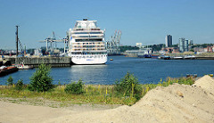 Das Kreuzfahrtschiff AIDAluna hat als erstes Schiff am Kronprinzkai im Hamburger Hafen festgemacht - bis 2015 soll für ca. 80 Mio. Euro das Terminal entstehen.