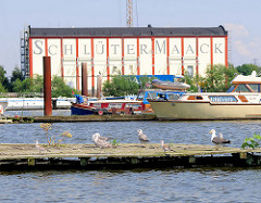 Möwen auf einem Holzsteg - Sportboote im Holzhafen - Speichergebäude in Hamburg Moorfleet.