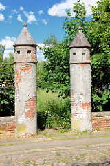 Verfallene Ziegelsäulen - Reste einer Mauer der Stadtkaserne Perleberg.