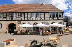 Fachwerkgebäude - Reste des St. Annen Klosters in Perleberg, jetzt Restaurant mit Aussengastronomie.