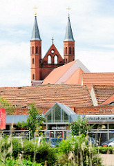Blick über die Dächer von Kyritz zu den Kirchtürmen der Pfarrkirche St. Marien.