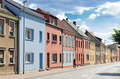 Einstöckige Wohnhäuser mit unterschiedlich farbigen Fassaden - Architektur in Perleberg / Brandenburg.
