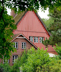 Reetdachgebäude, Bauernhaus mit weiss roter Holzfassade in Seestermühe.