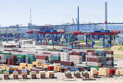 Containerlager Terminal Tollerort - Containerbrücken der Hafenbahn; im Hintergrund die Köhlbrandbrücke, eines der Wahrzeichen Hamburgs.