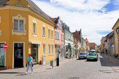 Restaurierte farbige Hausfassaden - Geschäftshäuser, Einzelhandel in der Hamburger Strasse von Kyritz.