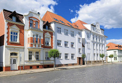 Mehrstöckige Wohnhäuser mit schlichter Fassade, Gründerzeitvilla - Architektur in Perleberg / Brandenburg.