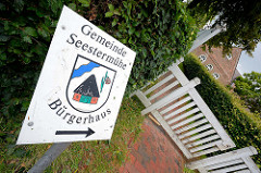 Schild mit Wappen - Gemeinde Seestermühe, Bürgerhaus.