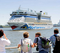 Hamburg-Touristen beobachten das Kreuzfahrtschiff AIDAluna beim Wendemanöver.
