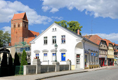 Kirchturm der St. Jakobikirche in Perleberg / Brandenburg - Geschäftshäuser.