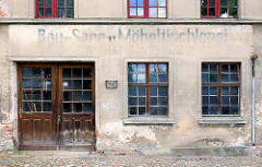 Alte Hausfassade / Putzfassade; Inschrift Bau- Sarg Möbeltischlerei.