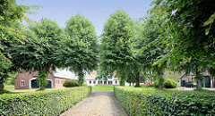 Gebäude und Lindenbäume vom Gutshof von Kielmansegg in Seestermühe.