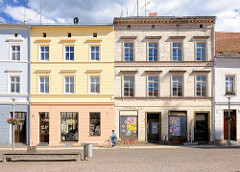 Zweistöckige Wohnhäuser / Geschäftshäuser in Perleberg am Grossen Markt; lehrstehend, verfallen / restauriert mit farbiger fassade / alt + neu.