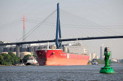 Massengutfrachter / Bulk Carrier SICIALIAN EXPRESS unter der Köhlbrandbrücke im Hamburger Hafen; re. eine grüne Fahrwassertonne.