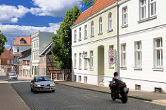 Wohn- und Geschäftshäuser unterschiedlicher Baustile in Perleberg, Brandenburg.
