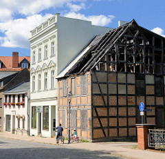 Alt + Neu - Fachwerkhaus mit ausgebranntem Dachstuhl - restauriertes Gründerzeitgebäude mit weisser Fassade.
