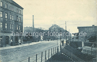 Historische Aufnahme der Brandshofer Schleuse in Hamburg Rothenburgsort ca. 1900; Wohnblocks und Schleusenwärterhaus mit Fachwerk.