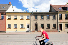 Neu + Alt; restaurierte Gebäude neben verfallenem unrestauriertem Wohnhaus - Architektur in Perleberg.
