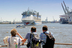 Hamburg-Touristen beobachten das Kreuzfahrtschiff AIDAluna beim Wendemanöver.