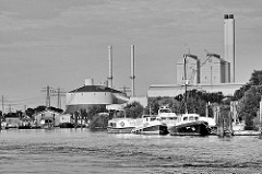 Boote am Anleger in der Billwerder Bucht in Hamburg Rothenburgsort - im Hintergrund das Kraftwerk in Hamburg Tiefstack.