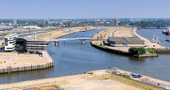 Blick in den Baakenhafen der Hamburger Hafencity - rechts die Hafencity Universität.