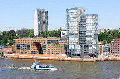 Moderne Bürogebäude / Bürohochhaus an der Grossen Elbstrasse in Hamburg Altona Altstadt; Hafenfähre mit Passagieren.