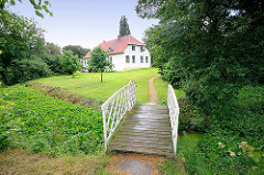 Weisse Brücke über den Burggraben - Gutshaus von Kielmansegg in Seestermühe; Kreis Pinneberg.