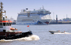 Das Kreuzfahrtschiff AIDAluna wendet im Hamburg Hafen - der Schlepper Bugsier 18 und ein Motorboot in Fahrt.