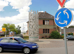 Kreisverkehr mit Metallskulptur Vögel - Stadt Perleberg.