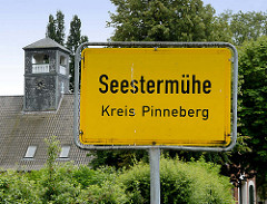 Ortsschild Seestermühe, Kreis Pinneberg - Uhrenturm Gutshaus von Kielmansegg.