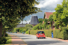 Dorfstrasse in Seestermühe - im Hintergrund das Dach der ehem. Windmühle der Gemeinde.