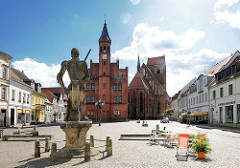 Rolandstatue, Rathaus und St. Jakobi Kirche / Kirchplatz in Perleberg, Brandenburg