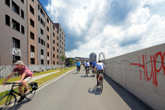 Elbrandweg in Hamburg Rothenburgsort - der Fernradwanderweg führt entlang der Elbe von Tschechien bis Cuxhaven. FahrradfahrerInnen auf dem Fahrradweg am Billehafen in Hamburg Rothenburgsort.