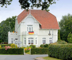 Weisse Gründerzeitvilla mit Fassadendekor - Wohnhaus in Seestermühe.