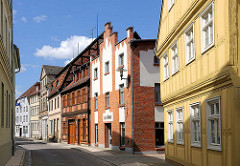 Historische Architektur - unterschiedliche Baustile; Fachwerkhäuser und Klinkerfassade.