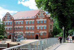 Ziegelhofbrücke über die Stepenitz in Perleberg - historische Backsteinarchitektur - Rolandschule erbaut 1912.