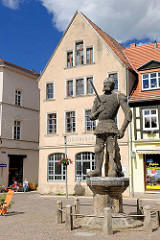 Perleberger Roland; Ersterwähnung 1498  - im Hintergrund die alte Bibliothek der Stadt.