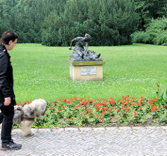 Bronzeskulptur "Die Steinschlägerin" / Steinklopferin im Theaterpark von Brandenburg an der Havel; Bildhauer Karl Janssen, 1902.