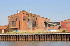 Historische Industriearchitektur - Ziegelgebäude am Ufer der Bille in Hamburg Billbrook.