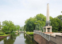 Blick zum Stadtkanal / Schleuse in Brandenburg an der Havel - re. das sowjetische Ehrenmal; 10 m hoher Obelisk mit Bronzefiguren.