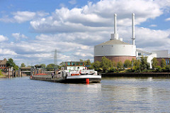Ein Binnenschiff in Fahrt in der Billwerder Bucht in Hamburg Rothenburgsort zur Schleuse Tiefstack - re. ein Ausschnitt vom Heizkraftwerk Tiefstack / Billbrook.