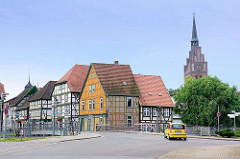 Fachwerkhäuser am Eldeufer in Grabow - Kirchturm der St. Georgkirche.