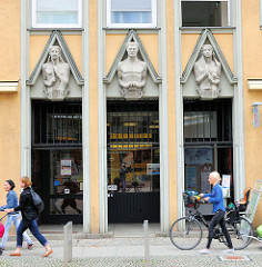Expressionistische Fassadendekoration / historisches Verwaltungsgebäude in Brandenburg an der Havel - Sinnbild für Licht, Kraft und Wärme.
