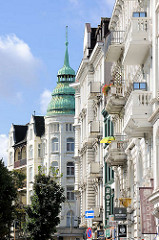 Gründerzeitfassaden / Etagenhäuser; Balkons und Erkerturm mit Kupferdach - Architektur im Hamburger Stadtteil Sternschanze.