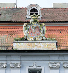 Historisches Wappen der alten und der neuen Stadt Brandenburg an der Havel, Jahreszahl 1796 / Standesamt Katharinenplatz - Inschrift DEN SÖHNEN DES VATERLANDES, DIE SICH DEN WISSENSCHAFTEN, DIE SICH DEN KÜNSTEN WEIHEN.