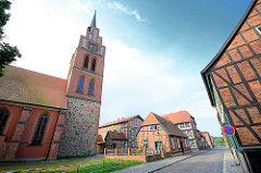 St. Georgkirche in Grabow - Fachwerkgebäude an der Kanalstrasse.