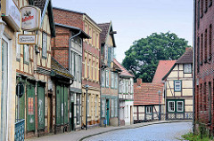 Historische Architektur / Gewerbehäuser, Läden + Wohnhäuseran der Mühlenstrasse in Grabow