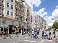 Gründerzeitarchitektur an der Schanzenstrasse in Hamburg Sternschanze, Fussgängerüberweg / Ampel.